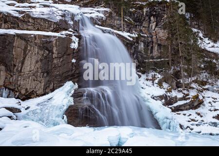 Krimmler Wasserfall im Pinzgau, Österreich im Winter Stockfoto