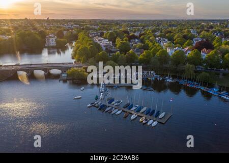 Luftaufnahme des Anlegekahnes auf der Alster Stockfoto