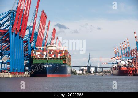 Weltweit größte Containerschiff HMM Algeciras im Hafen von Hamburg Stockfoto