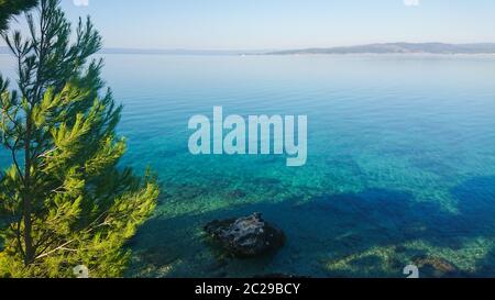 Felsiger Strand, bue transparentes Meer in Istrien, kroatische Küste Stockfoto