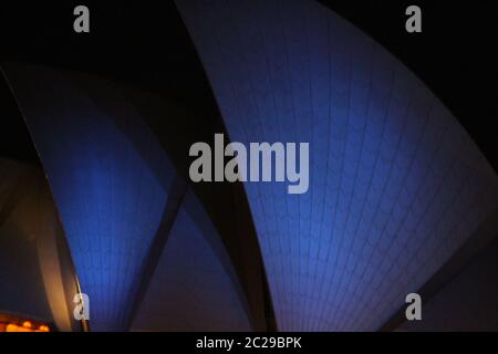 Die Segel des Opernhauses von Sydney sind blau beleuchtet für Asbest Awareness Month. Stockfoto