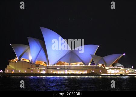 Die Segel des Opernhauses von Sydney sind blau beleuchtet für Asbest Awareness Month. Stockfoto