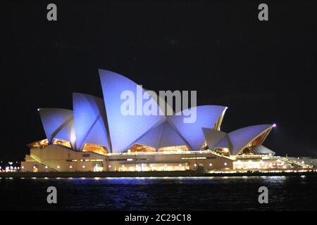 Die Segel des Opernhauses von Sydney sind blau beleuchtet für Asbest Awareness Month. Stockfoto