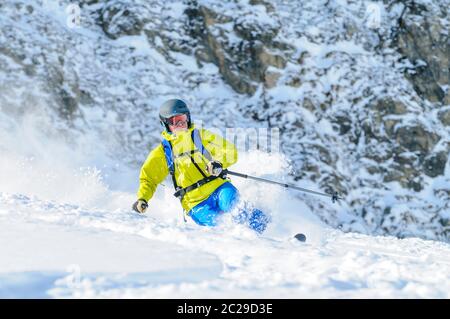 Telemark Skifahrer im frischen Pulverschnee im Backcountry in der Arlberg Region Stockfoto