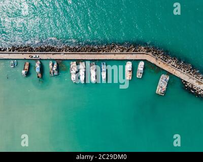 Kleine Fischerboote am Hafen Stockfoto