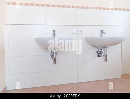 Weißes Waschbecken in einem modernen Badezimmer Stockfoto