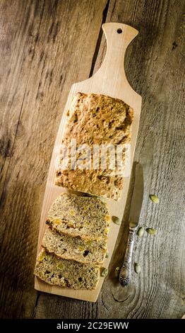 Irisches Brot mit Körnern und Rosinen Stockfoto