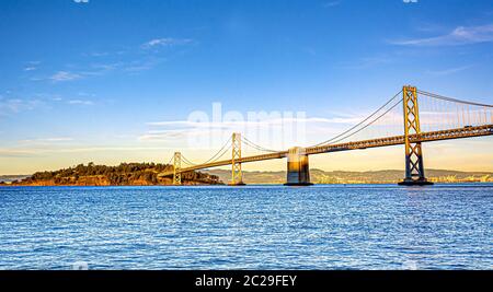 Die Bay Bridge vom San Francisco Pier 14 aus gesehen Stockfoto