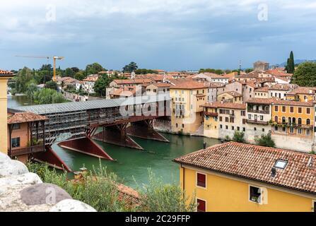 Bassano del Grappa, Italien - 6 September, 2019: Die hölzerne Brücke, Ponte degli Alpini, auf dem Brenta Fluss bedeckt, im Jahre 1569 durch die arachiten konzipiert Stockfoto