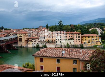 Bassano del Grappa, Italien - 6 September, 2019: Die hölzerne Brücke, Ponte degli Alpini, auf dem Brenta Fluss bedeckt, im Jahre 1569 durch die arachiten konzipiert Stockfoto
