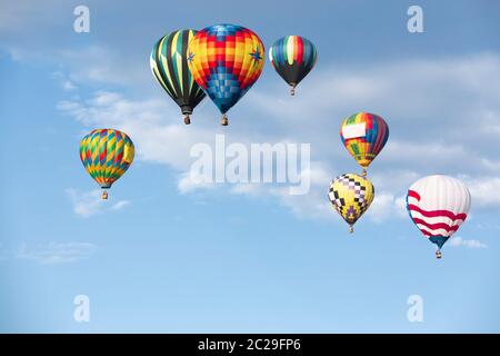 Bunte Heißluftballons am Himmel Stockfoto