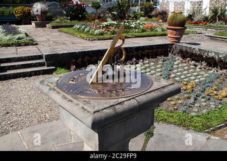 Eine Sonnenuhr in einem Park Stockfoto