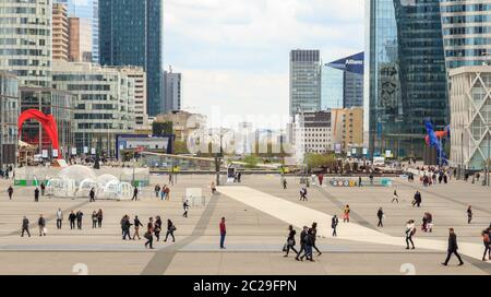 Paris, Frankreich, März 31 2017: La Defense - modernes Geschäfts- und Finanzviertel in Paris mit Hochhäusern. Personen in t Stockfoto