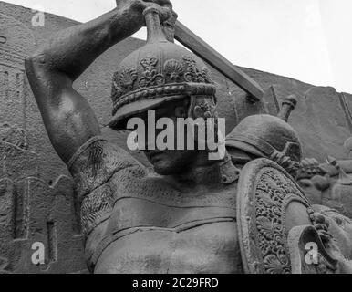 Schwert in der Hand des Kriegers in der Rüstung der mittelalterlichen Ritterstatue Stockfoto