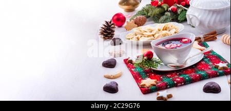 Barszcz (rote Beetwurzelsuppe) mit kleiner Pierogi Stockfoto