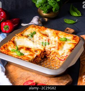 Rustikales würziges Lasagne mit Basilikum auf der Zinn. Stockfoto