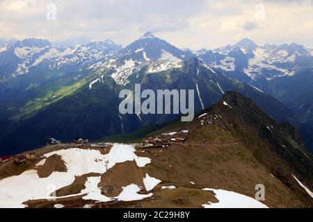 Bergszene mit dramatischem blauen Himmel im Nationalpark von Dombay Stockfoto