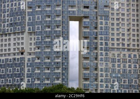 Moskau, Russland - 7. Juli 2019: Moderne mehrstöckige Wohngebäude innerhalb der Stadtgrenzen Stockfoto