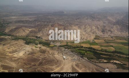 Luftflugzeug Panoramablick auf Nazca Plateau mit Geoglyph Linien, Ica, Peru Stockfoto