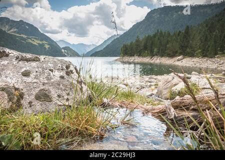 Blick auf den Stausee von Oule im Tal Aure in Haute-Bigorre im Departement Saône-et-Loire in Frankreich Stockfoto