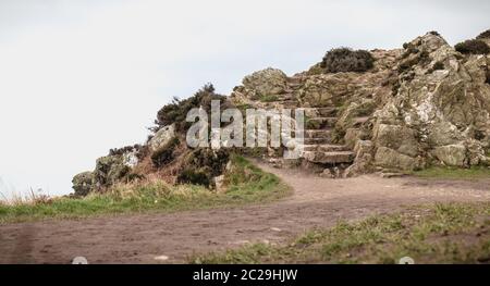 Wanderweg auf einer Klippe entlang dem Meer in Howth, Irland Stockfoto