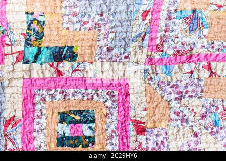 Background-Oberfläche von Patchwork Schal aus Seide Streifen und zerdrückten rosa Baumwollstoff genäht Stockfoto