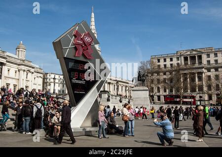 London, Großbritannien - 25. März 2012: Touristen treffen sich rund um die Uhr und zählen die Zeit bis zum Beginn der Olympischen Spiele in der Stadt. Stockfoto