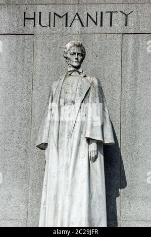 Statue zur Erinnerung an die Krankenschwester und Heldin Edith Cavell ( 1865 - 1915), die von einer deutschen Schussgruppe wegen Verrats im Ersten Weltkrieg erschossen wurde Stockfoto