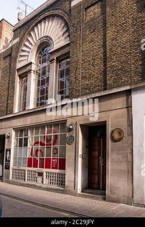 London, Großbritannien - 25. März 2012: Hinterer Eingang zum Vaudeville Theater im West End von London zusammen mit dem Ungarischen Kulturzentrum. The Fren Stockfoto