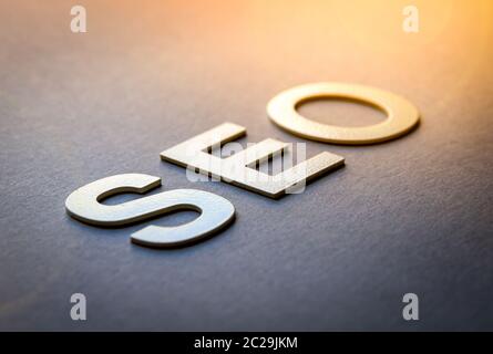 Wort SEO mit weißen festen Buchstaben auf einem Brett geschrieben Stockfoto