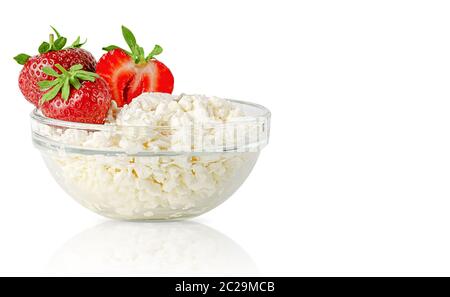 Quark oder Quark mit Erdbeeren in einer transparenten Schüssel isoliert auf weiß. Speicherplatz kopieren, Mockup Stockfoto