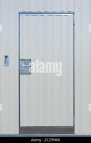 Tür in der Fassade eines neuen Industriegebäudes aus hellem Aluminiumprofil Stockfoto