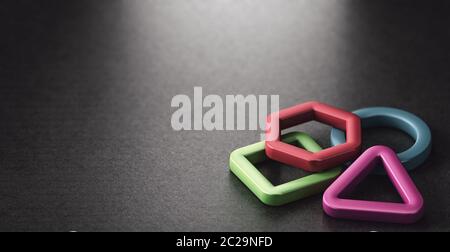 3D-Darstellung von geometrischen Grundformen auf schwarzem Hintergrund. Konzept der Grundschulbildung. Stockfoto