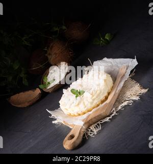 Ein einfacher Quark-Kokosnuss-Kuchen aus der Zinn Stockfoto