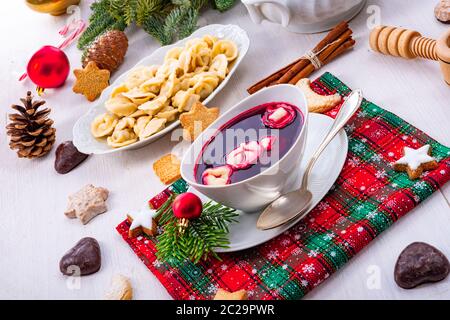 Barszcz (rote Beetwurzelsuppe) mit kleiner Pierogi Stockfoto
