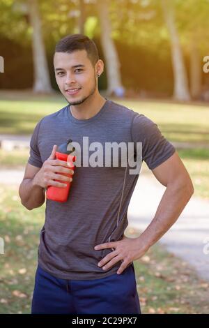 Hochformat runner lächelnden Jungen latin Mann laufen sport training Fitness Workout copyspace kopieren Platz im Freien Stockfoto