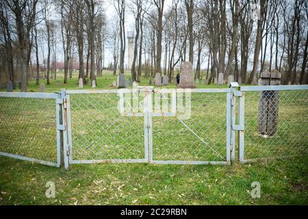 Das Eingangstor, einschließlich des Davidsterns, zum kleinen, ländlichen jüdischen Friedhof. In Varniai, Litauen. Stockfoto