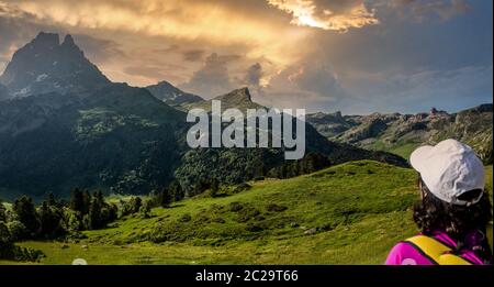 Wandern Frau suchen Pic du Midi Ossau in den französischen Pyrenäen Stockfoto