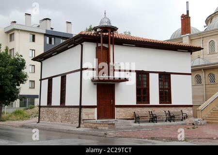 Kececiler Moschee, in der Stadt Konya, Türkei. Die Moschee wurde 1905 während der osmanischen Zeit erbaut. Die Moschee wurde 2018 restauriert. Stockfoto