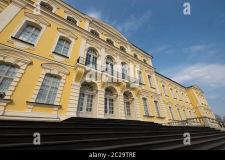 Außenansicht der Vorderfassade des Hauptgebäudes. Im Rundāle-Palast in Pilsrundāle, Lettland. Stockfoto