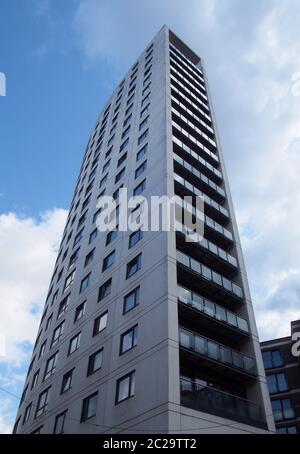 clarence House ist ein 218 Fuß hohes modernes Apartment- und Einzelhandelsgebäude in der leeds Dock Gegend vor einem blauen bewölkten Himmel Stockfoto