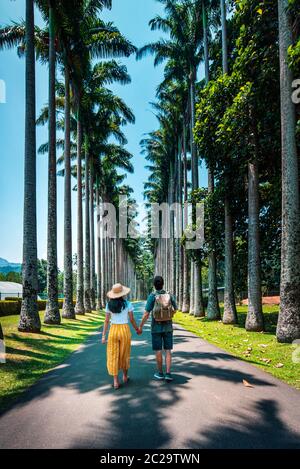 Paar Besuch Palmenallee in Royal Botanical Gardens in Kandy Sri Lanka. Asiatische tropische Landschaft Reise Landschaft Stockfoto