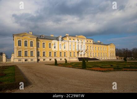 Außenansicht der Vorderfassade des Hauptgebäudes. Im Rundāle-Palast in Pilsrundāle, Lettland. Stockfoto