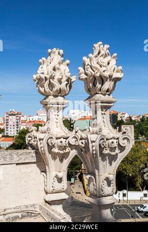 Detail der pinnacles auf der Fassade des späten Barock und Neoklassizismus Königlichen Basilika und Kloster des Heiligsten Herzens Jesu, in Lat gebaut Stockfoto