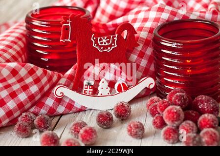 Dekoratives Weihnachtsfest nordischer Stil mit rockiger Pferdeornamentik in rot-weiß kariertem Stoff Stockfoto