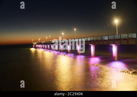 Langspier auf der Ostsee bei Nacht. Selenogradsk Stadt. Stockfoto