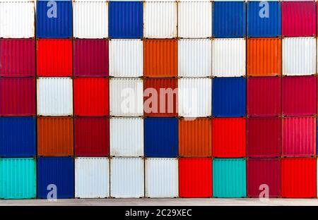 Stapel von Containern im Container Terminal für Hintergrund. Hafenlogistik Betrieb und Anlagen. Stockfoto