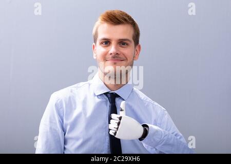 Unternehmer mit Prothetische Extremität, Daumen hoch. Künstliche Gliedmaßen Stockfoto