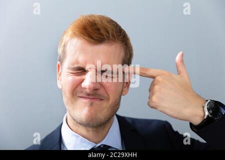 Mann, der schießen Geste mit seiner Hand im Amt Stockfoto