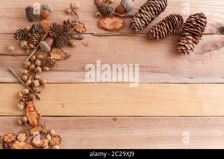 Herbst Hintergrund. Kegel, Eicheln und Stücke Holz auf Holz Hintergrund. Die Aussicht von oben. Stockfoto